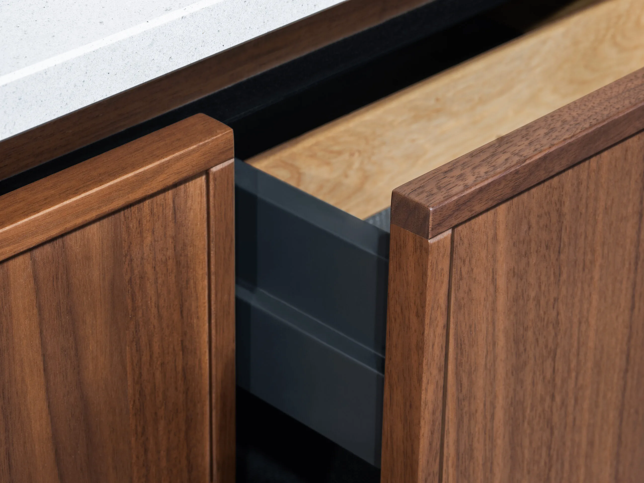 AV Keukens Trendkitchen 11 RT2025 RT10 Frontdetail Smala Walnut lade scaled